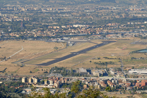 L'aeroporto di Firenze visto da monte Morello