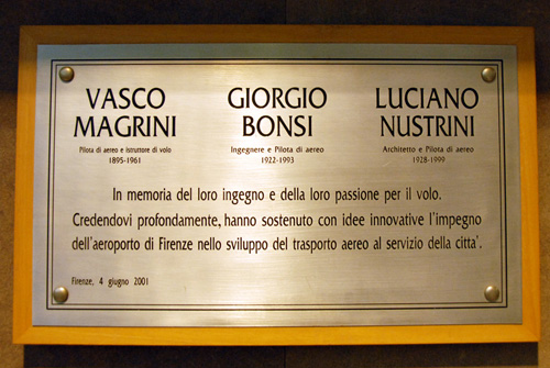 La targa in ricordo di Vasco Magrini, Giorgio Bonsi e Luciano Nustrini posta all'interno dell'aerostazione