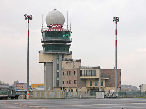 La palazzina dell'ENAV con la torre di controllo