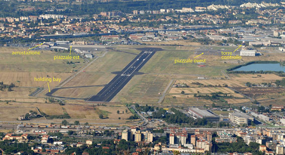 Veduta generale dell’aeroporto di Firenze da monte Morello con evidenziate le principali infrastrutture dello scalo a destra e a sinistra della pista di volo.
