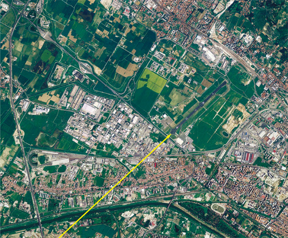 In giallo la traiettoria seguita dagli aerei in atterraggio e, in basso nella foto, il fiume Arno sul quale, in certe condizioni meteorologiche, si formano le condense che causano il dirottamento dei voli. 