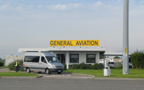 Il terminal per l'aviazione generale della Delta Aerotaxi situato sul piazzale ovest. La società, oltre che nella sua sede fiorentina, opera in molti aeroporti italiani. 