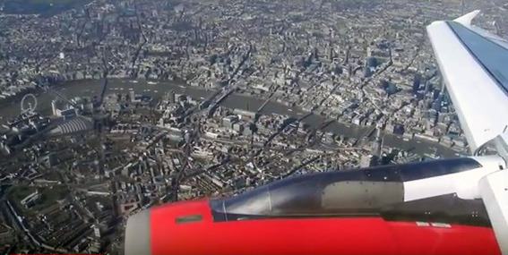 Londra - In atterraggio a Heathrow si sorvola il centro città. Si possono notare il Tamigi e, a sinistra, la ruota panoramica London Eye che sorge di fronte a Westminster e il Big Ben. 